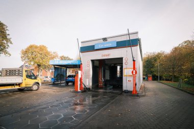 Araba yıkamada bir araba yıkanır.