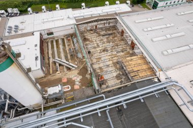 Büyük bir fabrikanın bir kısmı yenileniyor.