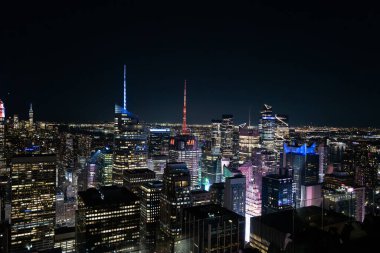 New York 'un ikonik gökdelenleri gece Rockefeller Merkezi' nden görüldü.