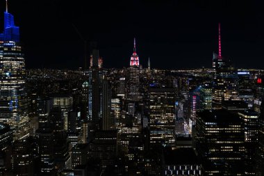New York 'un ikonik gökdelenleri gece Rockefeller Merkezi' nden görüldü.