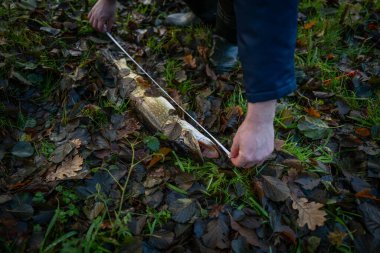 Bir balıkçı büyük bir mızrak yakaladı ve uzunluğunu ölçtü.