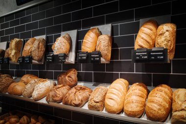 Alman pastanesinde çeşitli ekmek ve ekmekler sergileniyor