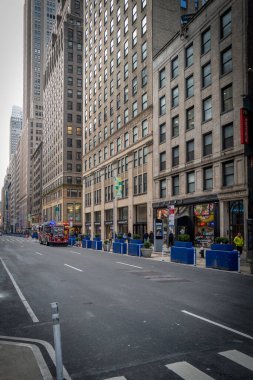 New York İtfaiye Departmanı 'nın bir aracı Amerika Bankası' nın önünde park halinde.