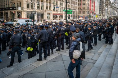 New York 'ta birçok polis memuru 5. Cadde' de toplandı.