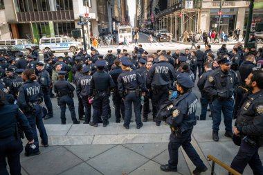 New York 'ta birçok polis memuru 5. Cadde' de toplandı.