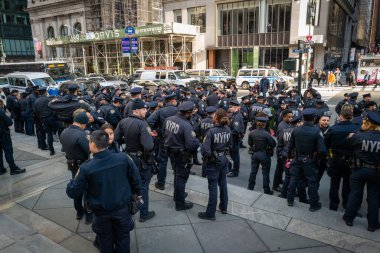 New York 'ta birçok polis memuru 5. Cadde' de toplandı.