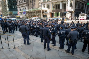New York 'ta birçok polis memuru 5. Cadde' de toplandı.