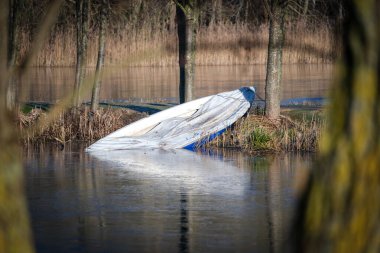 Bir kayık donmuş bir gölün ortasında yatıyor.