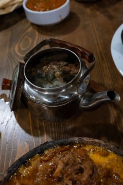 Ve masa taze bitki çayıyla dolu bir demlik.