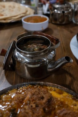 Ve masa taze bitki çayıyla dolu bir demlik.