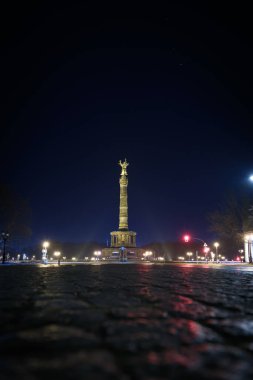 Geceleyin Berlin 'deki Zafer Sütunu