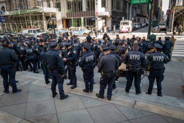 New York 'ta birçok polis memuru 5. Cadde' de toplandı.