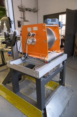 Bir fabrika salonunda karmaşık bir makine duruyor. 