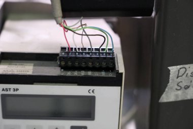 Bir fabrika salonunda karmaşık bir makine duruyor. 