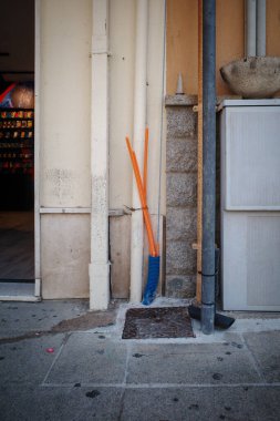 Fiber optik bağlantılar için bazı boş borular yerden çıkıyor