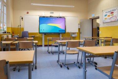 Dijital tahtası olan bir Almanca sınıfında.