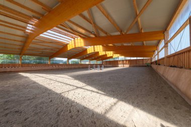 İçerde yeni yapılmış büyük bir binicilik arenasında