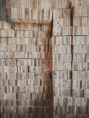 Ahşap doku arka planı. Mobilya tasarım fabrikasında çam ağacı stoğu. Kereste fabrikasındaki tahta yığınları. Kesme tahtaları için depo. Tahta kereste yığını inşaat malzemesi endüstrisi