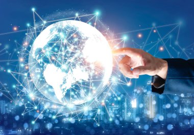 İş adamı el ele verip küresel ağa ve dünya çapında veri alışverişine dokunuyor. 3D görüntüleme, ağ şehri arka planı. İnternet konsepti. Bilim, iş ve yenilik için Teknoloji Ai