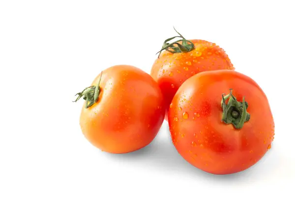 三个红色的番茄 绿色的叶子被白色的背景隔离 素食新鲜蔬菜 色彩艳丽 全红色水果与水滴 番茄酱或沙拉用的多汁西红柿 — 图库照片