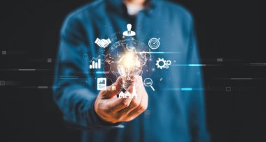 İş adamı elektrik ampulü, finans pazarlama ağı ikonu, strateji kar konsepti, analiz çözümü geliştirme teknolojisi, iş teknolojisi yenilikçi fikri gösterdi.