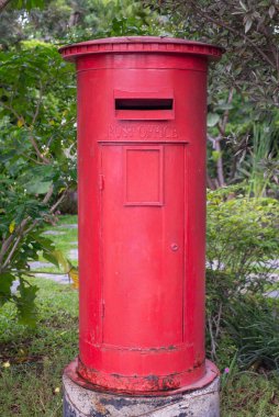 Geleneksel kırmızı posta kutusu, Londra tarzı. Şehrin ve İngiltere 'nin sembolleri. Retro şehir arka planında gönderilen mektuplar için klasik kırmızı posta kutusu. Antika posta kutusu, İngiliz taç simgesi tasarımı