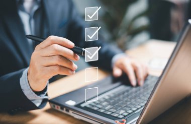 İş performansı kontrol listesi incelemesi, kalem bilgisayarı online kontrol listesi anketi kullanan işadamı, dijital rapor formlarını doldurma listesi, değerlendirme, anket, değerlendirme, çevrimiçi anket