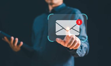 Yeni e-posta bildirim konsepti, iş e-posta iletişimi, dijital pazarlama kampanyası. Gelen elektronik mesajlar için bildirim al. İş adamı, e- posta uyarı ekranı internet teknolojisine dokundu