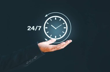 7 gün 24 saat aralıksız müşteri hizmetleri konsepti. İş adamı dünya çapında kesintisiz destek gösteriyor, servis konseptinin tam zamanlı bağlantısına yardımcı oluyor. Müşteri hizmetleri her zaman yardımcı olur.