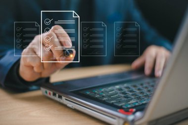 E-imza, dijital elektronik imza, belge yönetimi, kağıtsız iş bürosu. İşadamı bir belge imzaladı dijital bilgisayar, elektronik kalem mobil teknolojisi, çevrimiçi sözleşme 