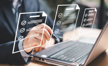 E-imza, dijital elektronik imza, belge yönetimi, kağıtsız iş bürosu. İşadamı bir belge imzaladı dijital bilgisayar, elektronik kalem mobil teknolojisi, çevrimiçi sözleşme 