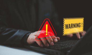 Yazılım antivirüs algılaması, teknoloji konsepti. Sistem uyarı işareti hacklendi. Siber saldırı web sitesi bilgisayar ağı hesabı. Çevrimiçi siber bilgi güvenliği. Kötü niyetli virüs siber suç