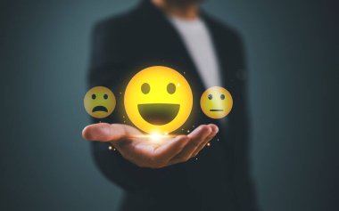 İş adamlarının eli, gülen yüz ikonu hizmette tatmin olmak için, çok etkileyici. Geri bildirimi gözden geçir, en iyi kalite, iyi ruh hali. Müşteri hizmeti konsepti, En İyi Mükemmel Hizmet