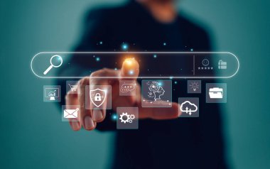 İş adamı Ai asistanıyla büyüteç araması yaptı. Sanal ekran dijital veri arama teknolojisi arama motoru optimizasyonunda arama işi. Yapay Zeka bilgisayar analiz bilgileri SEO