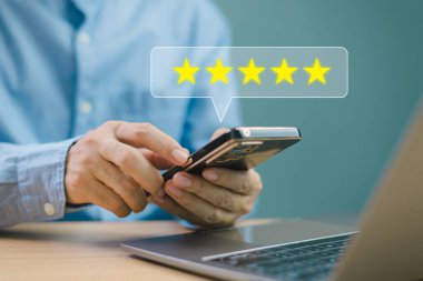 Müşteri memnuniyeti araştırması konsepti. Beş yıldızlı memnuniyet oranı. Çevrimiçi başvuru için beş yıldızlı servis tecrübesi. Müşteri değerlendirme hizmeti en iyi kalite, memnuniyet geri bildirim incelemesi