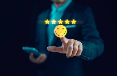 Müşteri sağlığı hizmeti kavramı. Çalışanların sağlığı iyi olsun, gülümse ve rahatla. En iyi seviye hizmetleri, beş yıldız puanı. Memnuniyet, eliyle sunar. İyi eleştiri geri bildirimi 