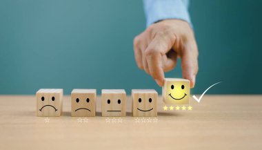 Müşteri memnuniyet değerlendirmesi iyi geri bildirim araştırma konsepti. Kullanıcı, hizmet deneyimine çevrimiçi uygulamaya 5 yıldız verdi. Müşteri, tüketici sıralamasında en iyi itibar kalitesini değerlendirir