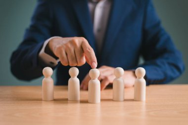 HR, HRM, İnsan Kaynakları Yönetim Konsepti. İş adamı ya da insan kaynakları ikon grubu, müşteri, iş adamı. CRM, Müşteri İlişkileri Yönetimi stratejisi, hedef kitle pazarlamasına odaklan