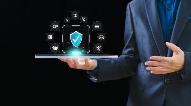 Araba sigortasının en iyi hizmet kalitesi. Çevrimiçi sigorta işi teknolojisi. İşadamı, Uluslararası standart sigorta koruma ikonunu, seyahat, araba, finans ve sağlık hayatı ailesini gösterdi