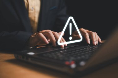 Uyarı sistemi uyarı konseptini hackledi. İşadamı bilgisayar bilgisayarı kullanıyor, siber uyarı hatası için üçgen uyarı işareti, sorun bakımı. Kullanılabilir internet siber güvenliği