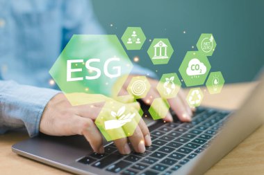 ESG çevre sosyal yönetim yatırım sürdürülebilir iş konsepti. Adam ESG simgesini analiz etmek için bilgisayar kullanıyor. Yeşil çevre işletme finans stratejisi kavramı. ECO şirket raporu