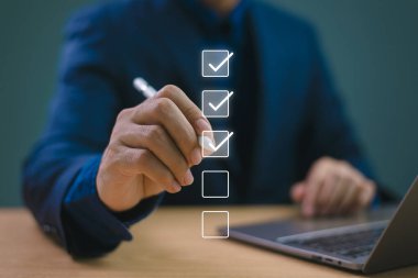 İş performansı kontrol listesi incelemesi, kalem bilgisayarı online kontrol listesi anketi kullanan işadamı, dijital rapor formlarını doldurma listesi, değerlendirme, anket, değerlendirme, çevrimiçi anket