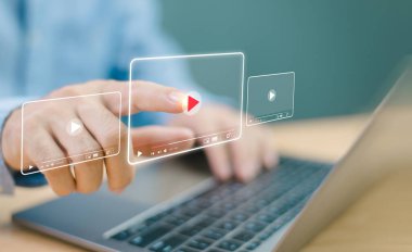E-öğrenim lisans programı konsepti. Öğretmen çevrimiçi eğitim akademisi. İnternet kursu derecesi, yaratıcı fikir çözümü. Bilgisayar webinar çalma düğmesi sanal ekran 