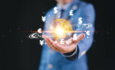 Para transferi, para değişimi, FinTech finans teknolojisi, küresel iş, online bankacılık, bankalar arası ödeme kavramı. İş adamı elinde sanal uluslararası para birimi simgesi, cüzdan şifrelemesi olduğunu gösterdi