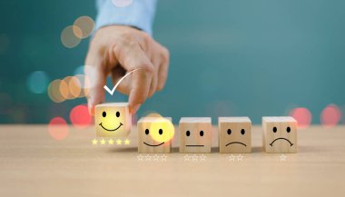 Müşteri memnuniyet değerlendirmesi iyi geri bildirim araştırma konsepti. Kullanıcı, hizmet deneyimine çevrimiçi uygulamaya 5 yıldız verdi. Müşteri, tüketici sıralamasında en iyi itibar kalitesini değerlendirir