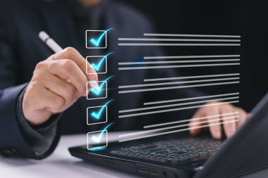 Belge teftişi, iş varlıkları analizi kavramı. Adam verileri inceler, kontrol listesi çevrimiçi incelenir. Verimli belge form proje yönetimi. Çevrimiçi onayı gözden geçir, dijital araştırma