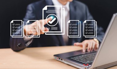 Belge teftişi, iş varlıkları analizi kavramı. Adam verileri inceler, kontrol listesi çevrimiçi incelenir. Verimli belge form proje yönetimi. Çevrimiçi onayı gözden geçir, dijital araştırma