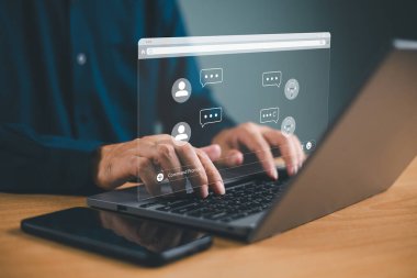 Chatbot yapay zeka konsepti, dijital müşteri hizmetleri uygulaması. Adam yapay zekaya sahip bilgisayar mobil uygulaması kullanıyor, iş için sohbet robotu asistanı çevrimiçi dönüştürme
