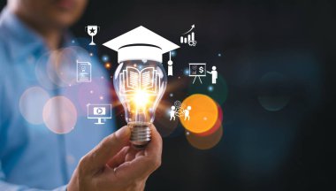 Eğitim bilgisi, lisansüstü eğitim programı konsepti. Mezuniyet şapkalı adam kitap ikonunu tutuyor. Öğrenim bilgisi, yaratıcı düşünce, çevrimiçi eğitim derecesi, diploma çözümü