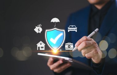 Sigorta online ajan çözümü konsepti, hayat, aile, sağlık ve finansal teknoloji. İş adamı risk yönetimi için sigorta ve sigorta ikonu, emlak, araba ve finans tableti kullanıyor.